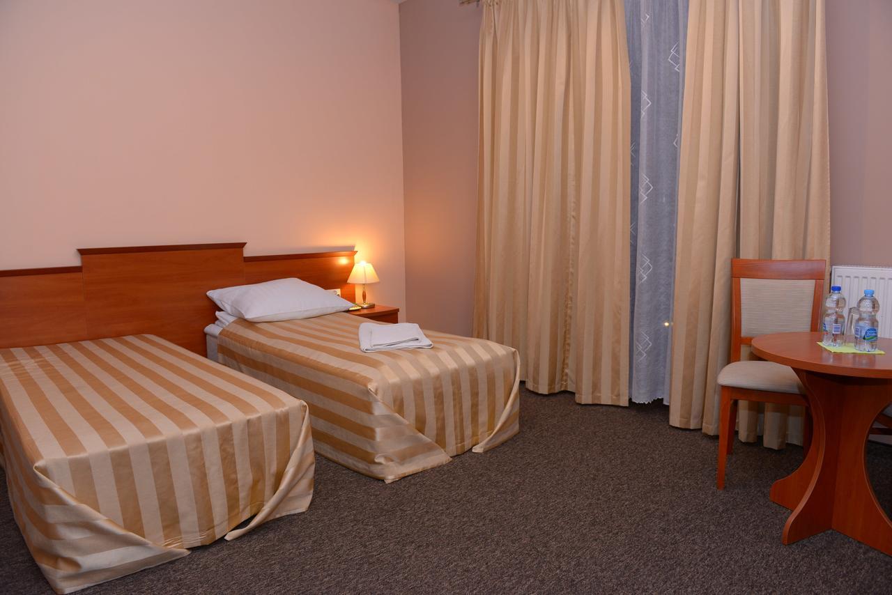 Hotel Pod Debami Terespol Exterior foto