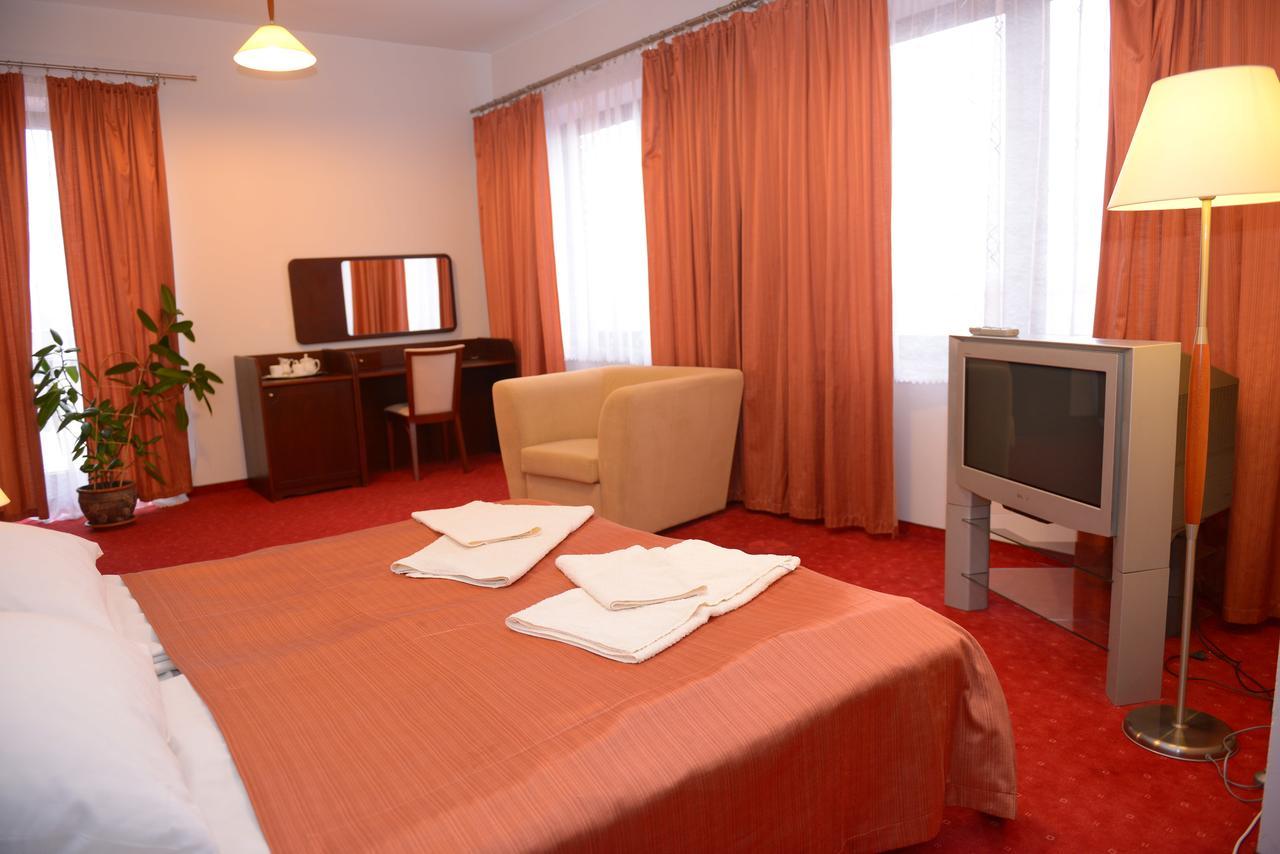 Hotel Pod Debami Terespol Exterior foto
